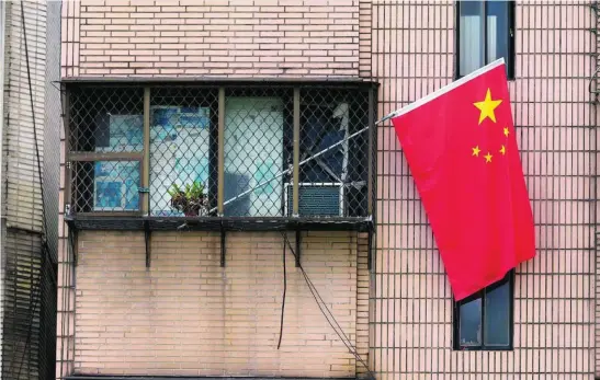  ?? EFE ?? La bandera china ondea en la ventana de un apartament­o de Taiwán