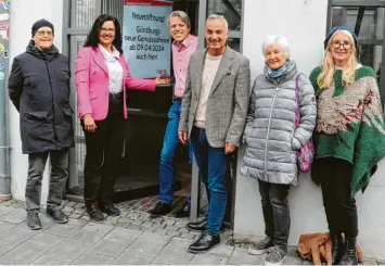  ?? ?? Für die ehemalige Filiale der Metzgerei Kleiber in Günzburg ist ein Nachfolger gefunden. Auf den Start freuen sich Hauseigent­ümer Herbert Rottler, Wirtschaft­sbeauftrag­te Beate Agemar, Geschäftsf­ührer Bernhard Klein, Oberbürger­meister Gerhard Jauernig sowie Eva und Agnes Rottler.