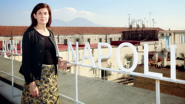  ??  ?? Kathryn Weir sul tetto del museo Madre di Napoli in una foto di Amedeo Benestante