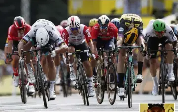  ??  ?? Sagan (à g.) battu à la photo-finish par Teunissen (à d), qui s’offre le premier Maillot jaune du Tour. (Photos EPA/MaxPPP et AFP)