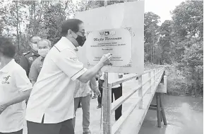  ??  ?? KELAI: Harden nyain plak kelai Jematan Sungai Undop Rh Meria Lutang, Kampung Sengelau, Sri Aman udah tembu, ensanus.