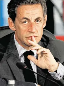  ?? Foto: AP ?? Podezřelá obálka Sarkozy se včera zpovídal soudu.