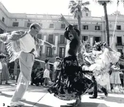  ?? REPORTAJE GRÁFICO: COLITA ?? 1. Ocaña en el traslado de obras para la exposición ‘La Primavera’, Barcelona, 1982. 2. El rostro joven y hermoso de Ocaña, aún sin maquillaje, en el estudio de Colita. Barcelona, 1977. 3. Fiestas de la Mercè. Homenaje a Ocaña. Barcelona, 1984.