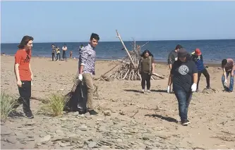  ??  ?? «Ménage ton rivage» vise à sensibilis­er les citoyens à l’importante quantité de déchets, qui s’entassent chaque année sur les rivages de la province.