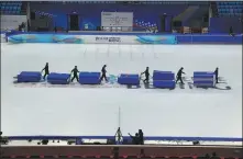  ?? WEI XIAOHAO / CHINA DAILY ?? Changing the protective pads will be a key task during the changeover from figure skating to speed skating at the Capital Indoor Stadium at the Beijing 2022 Winter Olympics.