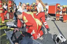  ?? FOTO: BERND BAUR ?? Draußen nahmen ASB-Helfer die Verletzten in Empfang.