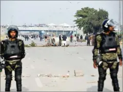  ?? FAROOQ NAEEM/AFP ?? Pakistani rangers stand guard as protesters block a road in Islamabad yesterday.