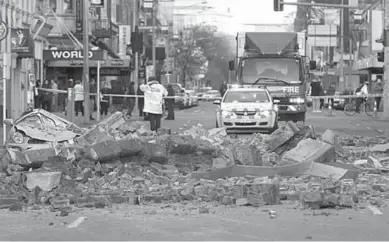  ??  ?? De aanzienlij­ke schade aan een straat na de zware aardbeving in Wellington, Nieuw-Zeeland. (Foto: NBC.news)