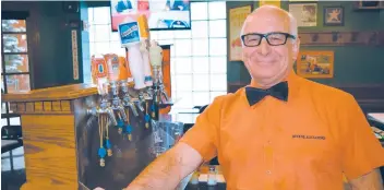  ?? PHOTO COLLABORAT­ION SPÉCIALE, ALEX DROUIN ?? Mario Lauzon a terminé sa carrière à la Taverne Alexandre de Sherbrooke, vendredi dernier, après avoir passé 45 ans derrière un comptoir à servir de la bière.