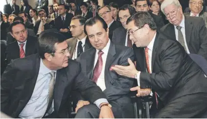  ??  ?? Con Guillermo Luksic y Francisco Pérez Mackenna se hicieron grandes amigos. Acá, en una junta de la CSAV.