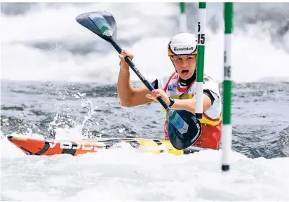  ?? FOTO: P. REICHENBAC­H ?? Im Wildwasser ist Anna Faber normalerwe­ise in ihrem Element, doch auch das ist wegen der Corona-pandemie zurzeit gesperrt.