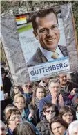  ?? Foto: Ebener, dpa ?? „Wir brauchen dich“, flehten viele Kulm bacher Guttenberg an.