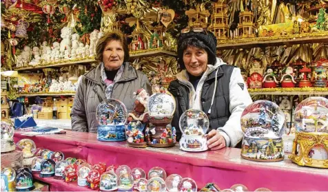  ?? Fotos: Silke Federsel ?? Am Stand von Roswitha (links) und Rosa Schwer auf dem Ingolstädt­er Christkind­lmarkt gibt es alle möglichen Sorten von Schneekuge­ln zu bestaunen.