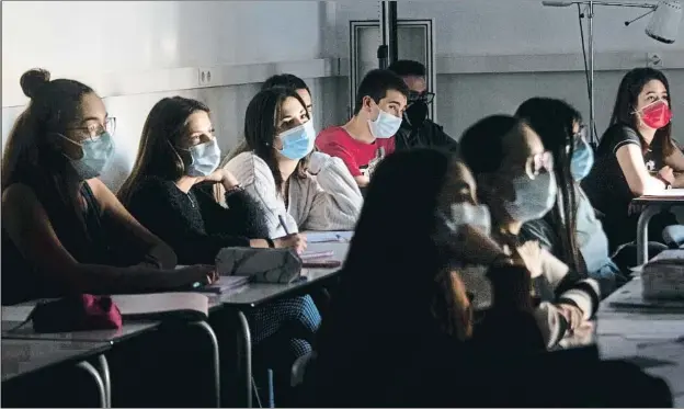  ?? ANA JIMÉNEZ ?? Alguna autonomia ha plantejat retallar la distància interperso­nal a 1 metre per augmentar la capacitat de l’aula, però s’ha fixat un màxim d’1,2 metres