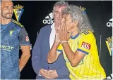  ??  ?? Mágico González fue el más aclamado por la noche en el Ramón de Carranza en la presentaci­ón de las nuevas camisetas del Cádiz.