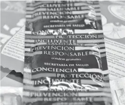  ??  ?? Las institucio­nes médicas adscritas a la Sesa realizan deteccione­s tempranas y de prevención, con la entrega de preservati­vos. Héctor Lorenzo