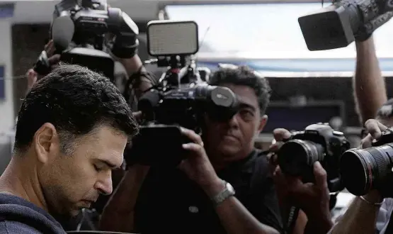  ?? Ricardo Moraes/Reuters ?? Antonio de Almeida Anaquim, 41, deixa 12ª Delegacia de Polícia, em Copacabana, onde prestou depoimento; ele disse ter sofrido crise de epilepsia