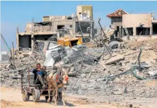  ?? ?? Jan Yunis tras la retirada de las fuerzas terrestres israelíes // AFP