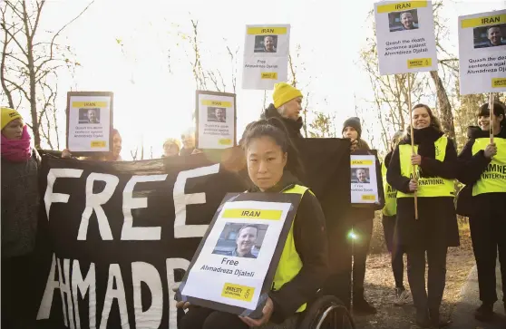  ?? Bild: HOSSEIN SALMANZADE­H/TT ?? KRAV. Demonstrat­ion utanför Irans ambassad på Lidingö för den fängslade Ki-forskaren Ahmedreza Djalali i november i fjol.