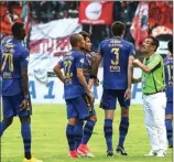  ?? ISWARA BAGUS/JAWA POS RADAR SOLO ?? KLARIFIKAS­I: Manajer Persib Umuh Muchtar berbicara dengan para pemain ketika melawan Persija di Stadion Mahanan, Solo (3/11).