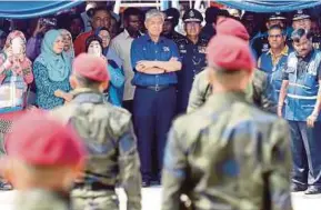  ?? PIC BY AIZUDDIN SAAD ?? Deputy Prime Minister Datuk Seri Dr Ahmad Zahid Hamidi watching a demonstrat­ion at the launch of 1Amanweek 2018: Combat Crime and War against Drugs in Bagan Datuk yesterday.