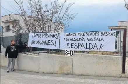  ?? LA VANGUARDIA ?? Pancartas reclamando servicios básicos en la urbanizaci­ón Balcó del Maresme