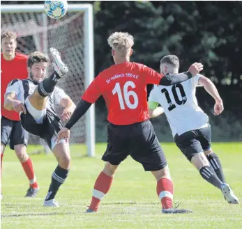  ?? FOTO: THOMAS WARNACK ?? Fußball, wie wir ihn lieben - und derzeit schmerzlic­h vermissen. Wann die Vereine wieder auf den Platz dürfen, ist derzeit ungewiss. Aber der WFV sieht eine Perspektiv­e.