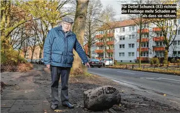  ??  ?? Für Detlef Schunck (83) richten die Findlinge mehr Schaden an,
als dass sie nützen.