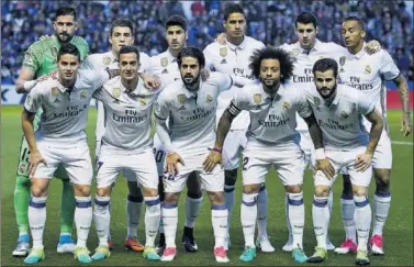  ??  ?? EN RIAZOR. El once que jugó ante el Deportivo sólo tenía 25,1 años de edad media.