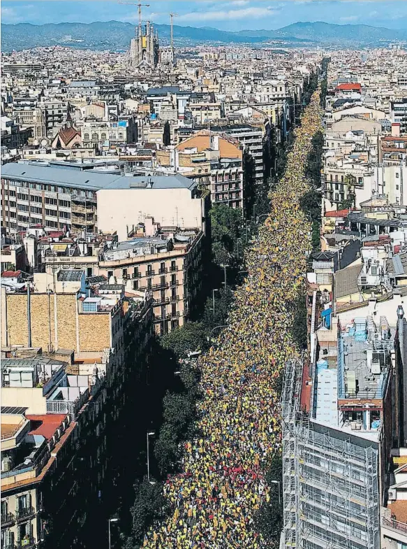  ??  ?? DAVID RAMOS / GETTY
En forma de signo positivo.
La cruz prevista, entre el paseo de Gràcia y la calle Aragó, se completó con miles de manifestan­tes vestidos con camisetas fosforesce­ntes con el sí estampado. Los alrededore­s se llenaron de autocares