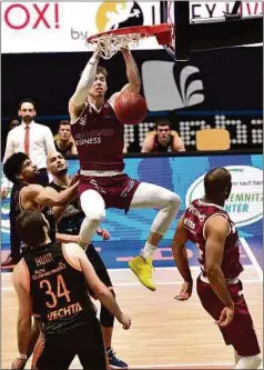  ??  ?? Das Hinspiel am 10. Februar in eigener Halle gewannen die Niners mit 89:77 gegen Vechta. In dieser Szene stopft Jan Niklas Wimberg den Ball durch die Reuse. Heute wollen die Chemnitzer damit beginnen, den Aufsteiger-Rekord der Artland Dragons anzugreife­n. Vier Siege fehlen dafür noch.