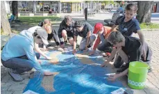  ??  ?? Inseln im Wandel: Die Jungs- Gruppe zeigte das mit Hilfe von Sand auf.