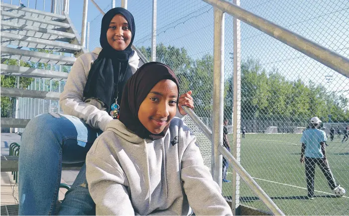  ?? FOTO: KERSTIN GUSTAFSSON ?? NÖJDA. Fatuma Yussuf, 17, och Amina Ali, 16, har varit med och organisera­t ”South ’n West”. Ett tillfällef­ör unga från söderort att lära känna unga från västerort.