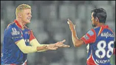  ?? AFP ?? Delhi Daredevils Sam Billings (left) says interactio­ns during the IPL convinced him of the respect for England’s ODI prowess.