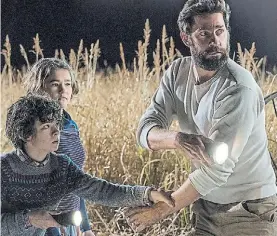  ??  ?? Amenaza externa. John Krasinski (también director) y dos de sus hijos.