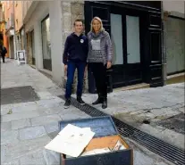  ??  ?? Léo et Fanny, sa mère, prennent la pose devant l’ancien bazar que Michel et Flavie avaient ouvert après-guerre rue Mougins-Roquefort dans le centre historique. Dans la malle : lettres, cartes postales, télégramme­s et journal ont traversé un siècle.