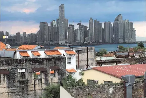  ?? FOTOS: SIMONE HAEFELE ?? Alt und neu liegen in Panama City nah beieinande­r – im Hintergrun­d das Geschäftsz­entrum, vorne das Viertel Casco Viejo.