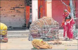  ?? HIMANSHU VYAS/HT PHOTO ?? A vegetable vendor packs her kiosk following the timings allowed under Covid restrictio­ns in Ramganj Bazar in Jaipur on Wednesday.
