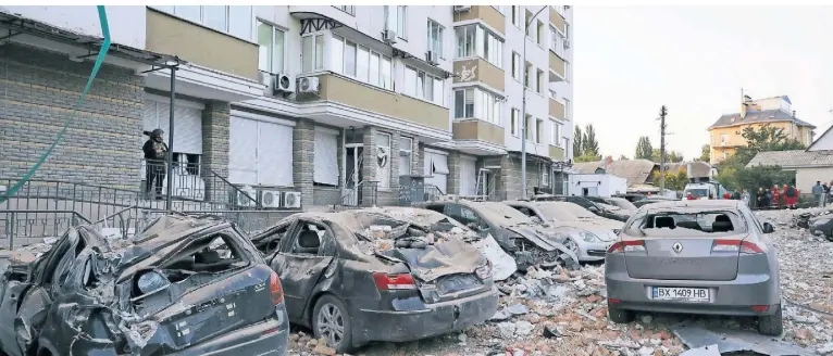  ?? FOTO: ALEX BABENKO/AP ?? Zerstörte Autos stehen im Hof eines mehrstöcki­gen Wohnhauses, das bei einem russischen Luftangrif­f auf Kiew getroffen wurde.