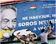  ?? FOTO: DPA ?? „Lassen wir nicht zu, dass Soros als Letzter lacht“, stand auf den Plakaten der Kampagne, die im Sommer in Ungarn zu sehen waren.