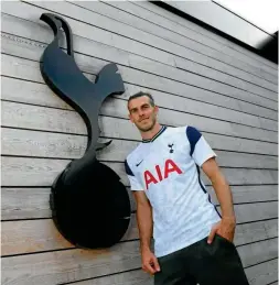  ??  ?? Gareth Bale posa con la playera del Tottenham Hotspur, junto al escudo.