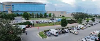  ?? Billy Calzada / Staff file photo ?? Vehicles are lined up at Methodist Hospital | Stone Oak for a “Park and Pray” event in April. The hospital recently received a designatio­n as a Level III trauma center.