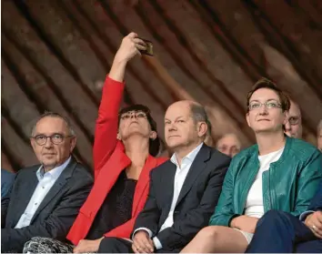  ?? Foto: Imago Images ?? Eng beinander, aber nicht vereint. Die beiden Politik-Gespanne, die es ins Finale der Kandidaten-Kür der SPD geschafft haben (von links): Norbert Walter-Borjans mit Saskia Esken sowie Olaf Scholz und Klara Geywitz.