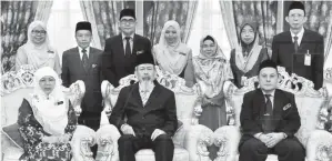  ?? Foto ehsan DBPCS Kota Kinabalu ?? ASMIAH (duduk, kiri) bersama para pegawai DBP Cawangan Sabah ketika mengadakan kunjungan terhadap Juhar (duduk, tengah) di Istana Negeri. –
