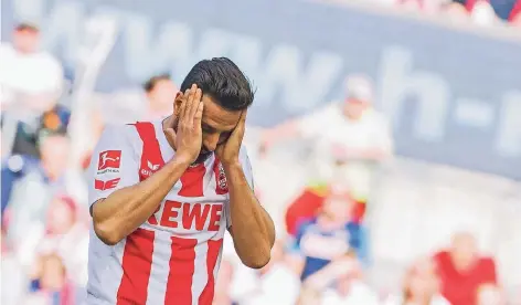  ?? FOTO: DPA ?? Auch die Frohnatur Claudio Pizarro verzweifel­t an der Kölner Situation.