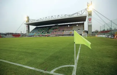  ?? (foto Radaelli) ?? L’arena Lo Stadio Brianteo di Monza, che ha una capienza di 18.568 posti, ora ridotti a 4.999 per mancati lavori