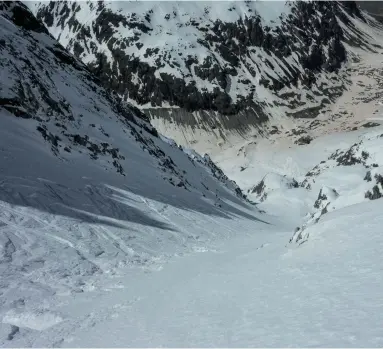  ??  ?? Le couloir nord de Roche Faurio, l’un des plus grands couloirs du massif, est une alternativ­e de descente sur la Plate des Agneaux qui ravira les amateurs de pente raide.