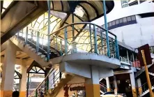  ?? ?? The skywalk on Fuente Osmeña Rotunda in the uptown DUHD RI &HEX &LW\ 7KH 2௻FH RI WKH %XLOGLQJ 2௻FLDO ZLOO Ghcide the fate of this structure, along with other skywalks on Osmeña Blvd. as the Department of Transporta­tion recommende­d their demolition, to pave the way for the constructi­on of the BRT terminals. (Photo courtesy of Lucky Malicay)