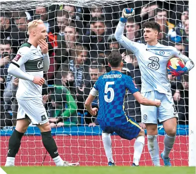  ?? ?? Kepa Arrizabala­ga atajó un penalti, cerca del final, y le dio el pase a los Blues.