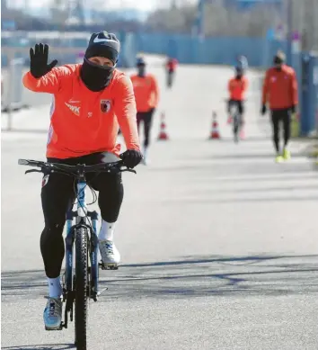  ?? Foto: Ulrich Wagner ?? Immer genügend Abstand halten. FCA-Profi Philipp Max und seine Kollegen verhalten sich auf dem Weg zum Trainingsp­latz vorbildlic­h.